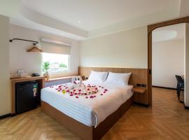 The Moment Hotel, hotel econ&oacute;mico en Ban Bang Khan
