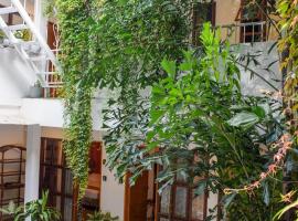 Muguet House Granada، فندق في كالي
