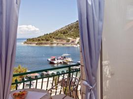 Villa Stana - Beachfront Apartments with Sea View & Free Parking, viešbutis mieste Viniščė