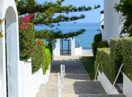 Calahonda Beach - Beachfront 2 Bedroom House Beautifully revovated