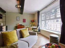 Curated 1BR Apartment with City Views & Central!