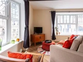Stylish 1BR City Apartment with Views