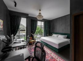 Boss Level Gaming Hotel, pousada em Praia de Rawai