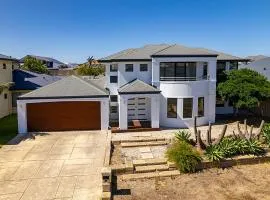 Seacrest - Spacious Beachside Retreat