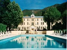 A beautiful 2 persons studio in a chateau with swimming pool