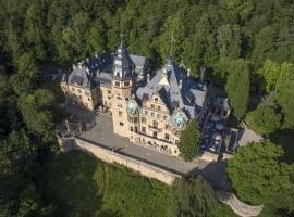 Schloss Hotel Wolfsbrunnen، فندق مع موقف سيارات في Schwebda