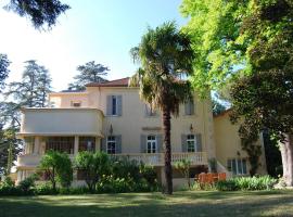 Lovely Cottage in Valréas with Swimming Pool, hotel a Valréas