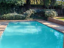 BEE-autiful Stay SC Garden Cottage, casa rústica em Bloemfontein