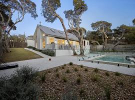 Saltwood Coastal Hamptons Luxe with Pool, hotel em Rye