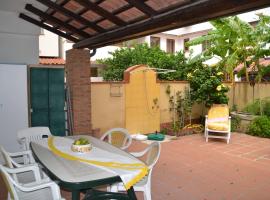 Casa Mimosa - Appartamento con giardino a 50 mt dal mare, hotel v destinaci Torre Forte