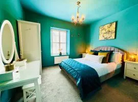 HomeDecor Cottages - Castle Walk House