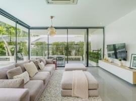 Harmony Exclusive Villa Bang Tao Phuket, hotel in Ban Thalat Choeng Thale