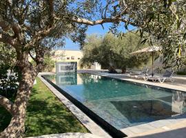 Pa&scaron;apkalpo&scaron;anās viesnīca R&eacute;sidence Jamila Location Appartements confort piscine proche zone touristique pilsētā Mīdūna