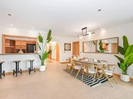 The Palm Jumeirah Shoreline Living l 4BR Elegant Resort Style Entire Home l Beach Access
