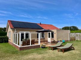 Mooie bungalow vlakbij de zee!, hotel in Ouddorp