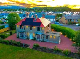 Red Roofs - 5BR Luxury - Large Gardens - EV Point - Near Edinburgh