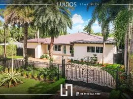 TropiCasa Paradise Near Beach-Downtown with Heated pool Mini Golf & BBQ L22