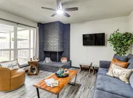 5 Mi to ATandT Stadium Townhome with Community Pools!