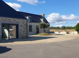 Grande longère bord de mer 10 personnes – hotel w mieście Tréogat