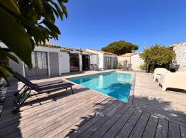 RIVAGE Maison spacieuse avec piscine et spa, hotel con pileta en Sainte-Marie-de-R&eacute;