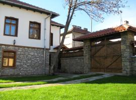 Private 4BR-2BA guest House Dryanovo with Pool and FREE Parking, viešbutis mieste Drianovas
