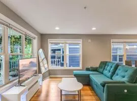 Modern 3 Bed 3 Bath Condo in Uptown