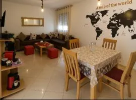 Beautiful ground-floor apartment with portable air conditioning, parking, and free Wi-Fi