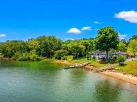 Lakefront Mountain Oasis