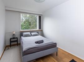 Spacious one-bedroom apartment near downtown, hotel in Lahti