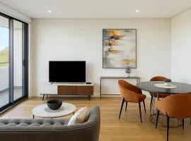 Luxury 3Bd Apt Close to Train Station & Supermarkets