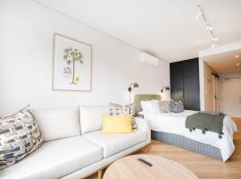 Paarl Studio 138 - Ultra Modern Apartment with AC and onsite Parking, hotel in Paarl