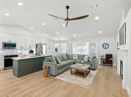 Sunny 3BR with Hot Tub & Game Room Home