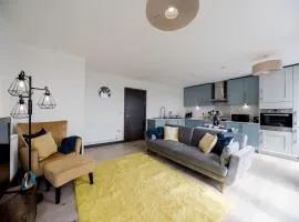 Step Free 2 Bed 2 bath Oasis Flat Close to David Lloyd Gym with Fully Equipped Kitchen& Parking in Dartford Mins from station and 45 mins into Central London