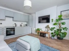 Modern 1BD with Private Outdoor Space in Sydenham