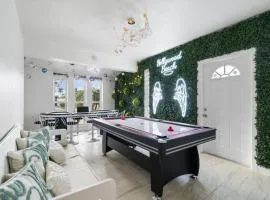 NEW Hollywood Luxury Villa, Game Room, Hot Tub 12, Fire Pit & BBQ