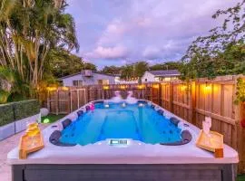 4BR Hollywood Villa 3 min to Beach, Heated 12-Person Jacuzzi, Game Room and BBQ