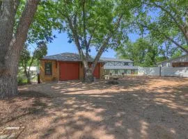 Rojo-Charming unit walking distance to Main St!