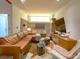 Open-Plan Gold Rush Suite In Central SF - Location and Luxury