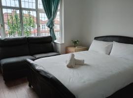 4 bedroom Home Family or Work Stay London, hotel din Welling