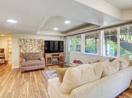 6 Mi to Aurora Reservoir Apt with Patio!, hotel din Foxfield