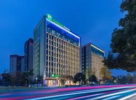 Holiday Inn Express Chengdu Shuangliu Airport by IHG - Free shuttle bus from Shuangliu International Airport to hotel about 8 Minutes by car, Welcome drink