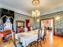 Less Than 1 Mi to Downtown ABQ Historic Manor with Patio!