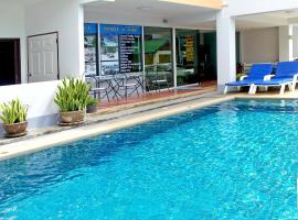 Deng's kamala beach Guesthouse, guest house di Pantai Kamala