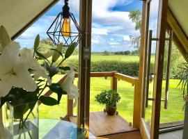 The View, Countryside Retreat with private hot tub, Cheshire, hotel a Baddiley