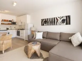 Four Peaks Duplex - 4 Sleeper with Mountain Views, Balcony and Pool in Hout Bay Beachfront