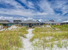 Oceanfront Beach House - Two Kitchens - Pets Allowed，位于托普赛尔海滩的酒店