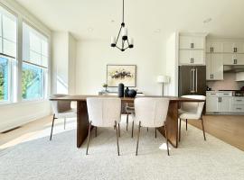 Executive 3BR Townhome Rooftop & Elevator Near Avalon, hotel v destinaci Alpharetta