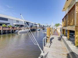 Home 3 Mi to Ocean Inlet Park Waterfront Deck!, ξενοδοχείο σε Boynton Beach