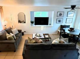 Comfort meets Tranquility by the Sequoia Entrance, hotel di Three Rivers