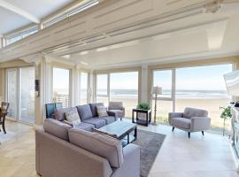 The Modern Oceanfront View Condo #203, condo in Rockaway Beach